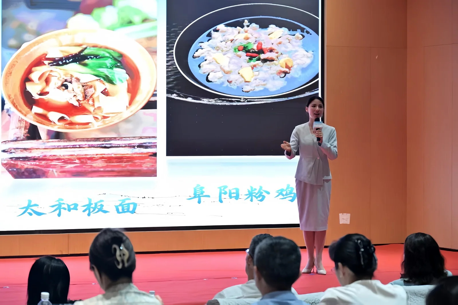 青年在地方文化场景开展主题宣讲