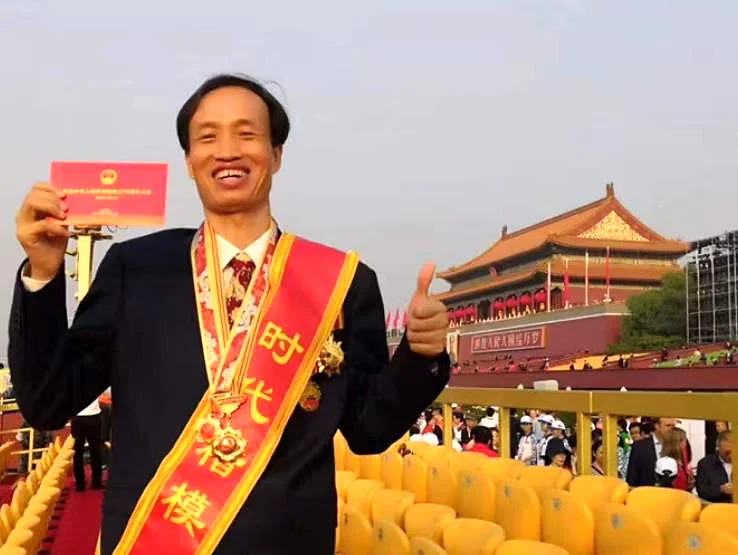 青年理论宣讲先进个人交流场景